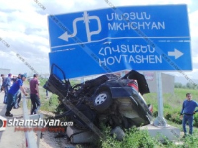Արարատի մարզում. Mercedes-ը մխրճվել է ցուցանակի մեջ. վիրավորները նախկին գյուղապետի որդիներն են (ֆոտո)