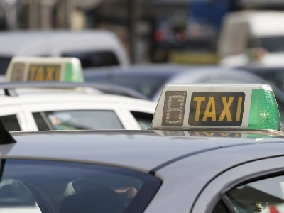 Таксисты по всей Испании участвуют в забастовке против Uber и Cabify