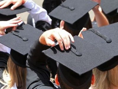 Бельгийский университет извинился за призыв к декольте на выпускном