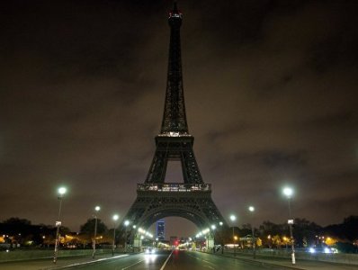 Эйфелева башня в Париже погаснет в память о жертвах теракта в Багдаде