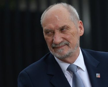 Министр обороны Польши обвинил предыдущее правительство в преступной халатности после Смоленской авиакатастрофы