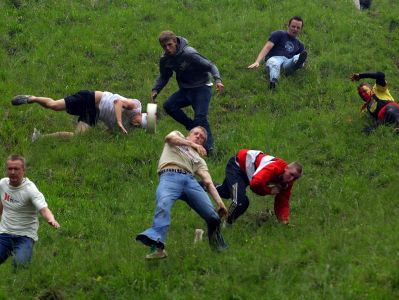 В Англии прошли состязания по катанию сыра с высокого холма