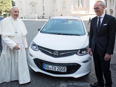 Pope Francis receives new electric Opel Ampera-e