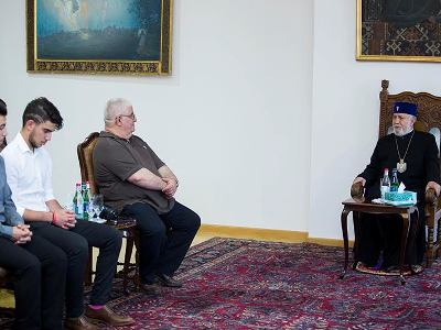 ԱՄՆ-ի «Ֆերահյան» հայկական դպրոցի աշակերտներն այցելել են Մայր Աթոռ