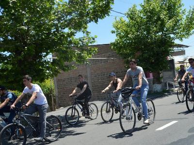 «Մենք քարոզում ենք չծխել». դեպի «Զվարթնոց» հեծանվաարշավին մասնակցել են պատգամավոր ու դասախոսներ