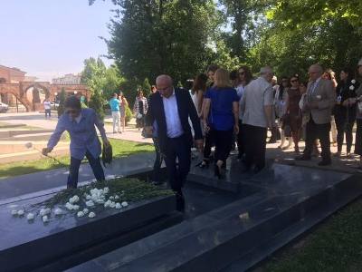 Խաչատրյանական մրցույթի մասնակիցները պանթեոնում հարգանքի տուրք են մատուցել կոմպոզիտորի հիշատակին