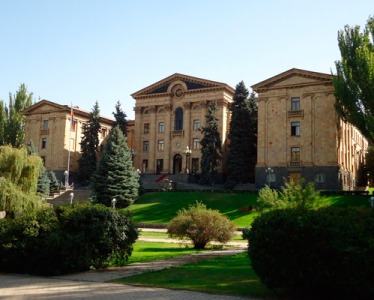 «Հրապարակ». Վերադառնում ենք 37 թիվ. պառլամենտի «քյառթու» պատգամավորների փնթփնթոցը