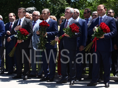 ՀՀ նախագահը, վարչապետն ու ԱԺ նախագահն այցելել են Անդրանիկ Մարգարյանի շիրիմին (ֆոտոռեպորտաժ)