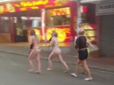 Полиция испанского города ищет голых британок