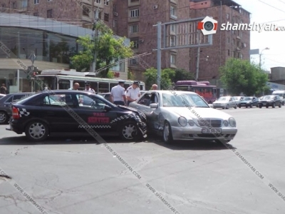 Խաչմերուկում բախվել են «Օպել»-ն ու «Մերսեդեսը». լուսակիրը չի աշխատել (ֆոտո)