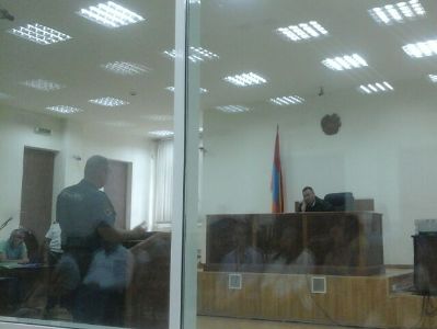 Դուք տաքսու վարո՞րդ եք, թե՞ ոստիկան. դատավորը` Մանսուրյանների կացնահարության գործով վկա ոստիկանին