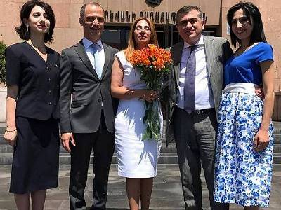 «Երկիր Ծիրանիին» «դավաճանած» անդամները դեռ չեն որոշել Երեւանի ավագանի՞ն լքեն, թե՞ խմբակցությունը