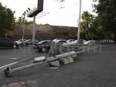 Сильный ветер повредил крыши и  повалил деревья в Ереване