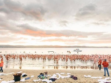 В Австралии нудисты устроили массовый заплыв в честь солнцестояния