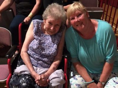 98-летняя старушка захотела посмотреть мужской стриптиз