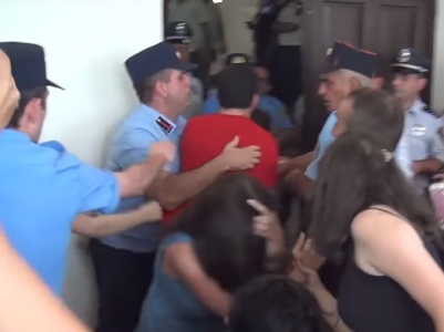 Подвергнутого приводу брата члена группы «Сасна црер» отпустили на свободу