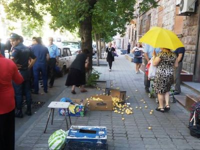 Լկտիություն օրը ցերեկով. ոստիկանները տշել են փողոցում 2 կգ ծիրան ու բալ ծախող տատիկների դույլն ու արկղը (ֆոտո)
