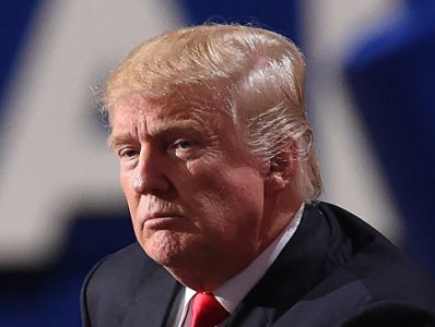 Корейские журналисты чуть не уронили лампу на Трампа
