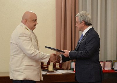 «Հրապարակ». Մեկի որդին, մյուսի եղբայրը. ովքե՞ր էին Սերժ Սարգսյանի կողմից պարգեւատրվածները