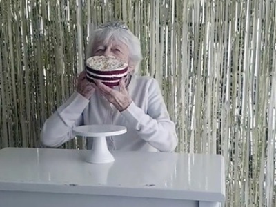 Австралийка обмазалась тортом на свое 90-летие
