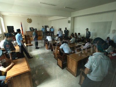 «Առավոտ». Զինյալ խմբի դատավարության ամենազավեշտական ծեսը դատավորին ինքնաբացարկ հայտնելն է