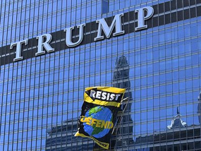 В Чикаго Greenpeace провели акцию протеста против решений Трампа по климату