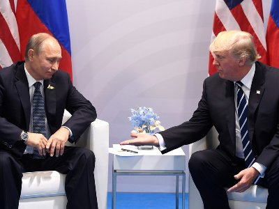 Пользователи соцсетей сравнили рукопожатие Путина и Трампа со сценой из «Карточного домика»