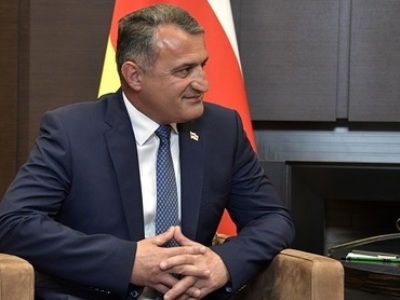Глава Южной Осетии пострадал в ДТП в Абхазии