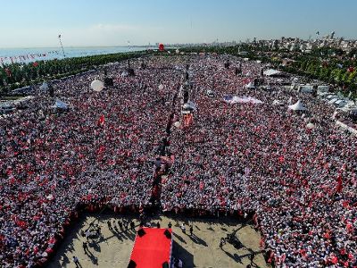 В Стамбуле проходит крупномасштабный митинг оппозиции