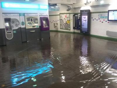Сильные дожди затопили парижское метро