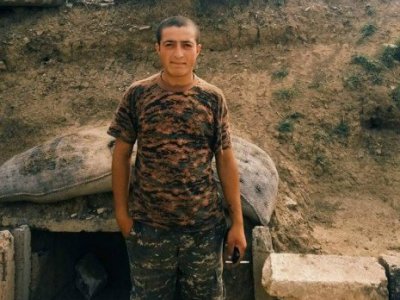 Karabakh President bestows posthumous award upon soldier