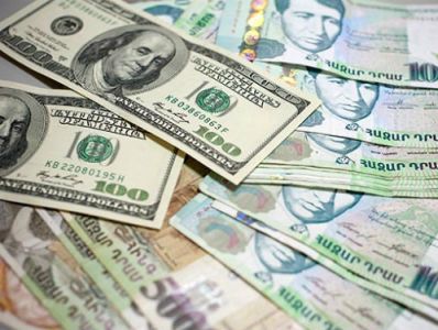 Курс доллара в Армении понизился, а евро – повысился