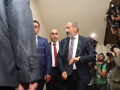 New Armenia PM arrives at official residence