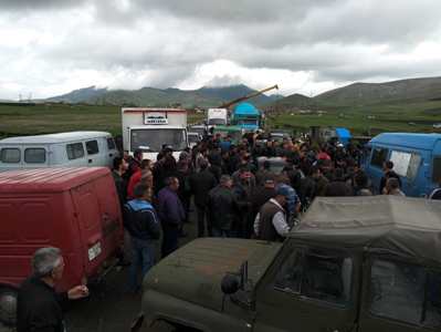 Կաթի մթերման գինը 180-ից նվազեցրել են 110-ի. Արագածոտնի մարզում գյուղացիները փակել են մայրուղին (ֆոտո)