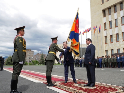 Դավիթ Տոնոյանին է փոխանցվել Պաշտպանության նախարարի ռազմադրոշը. Ներկա ու նախկին նախարարներն այցելել են «Եռաբլուր» (Ֆոտո)