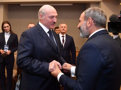 Пашинян пожаловался Лукашенко на продажу оружия Азербайджану