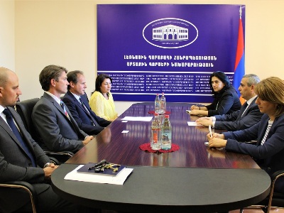 Artsakh FM receives HALO Trust CEO