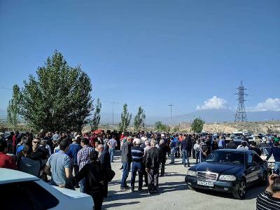 Բողոքի ակցիա. Արարատի ցեմենտի գործարանի աշխատակիցներն ուզում են հանդիպել Ծառուկյանի հետ (ֆոտո)