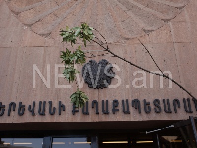 Քաղաքապետարանի մոտ երկու ակցիա է ընթանում. մի մասը Տարոն Մարգարյանի դեմ է, մյուսը՝ կողմ