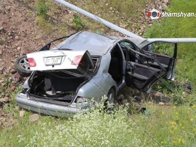 «Մերսեդեսը» 6 մետր գլորվել է ձորը. վիրավոր վարորդին դուրս են բերել մեքենայից (ֆոտո)