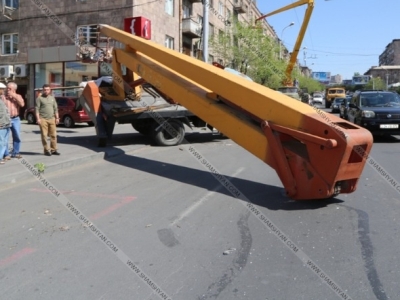 Արտակարգ դեպք Երեւանում. բեռնատարի վրա տեղադրված վերամբարձիչն ընկել է միկրոավտոբուսի վրա (Ֆոտո)