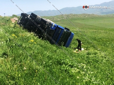Արագածոտնում 30-ամյա վարորդը ապակե տարաներով բարձված բեռնատարով շրջվել է (ֆոտո)