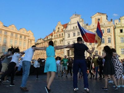 Armenian folk dance performed in downtown Prague (PHOTOS, VIDEOS)