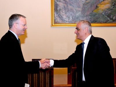 Armenia Deputy PM and ADB representative discuss North-South road