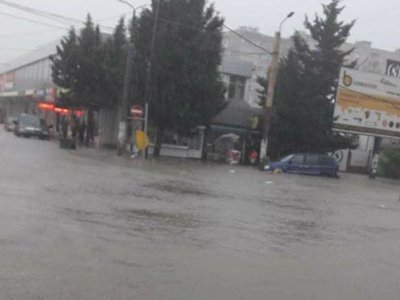 Անձրեւի պատճառով փողոցները եւ տների առաջին հարկերը հեղեղվել են