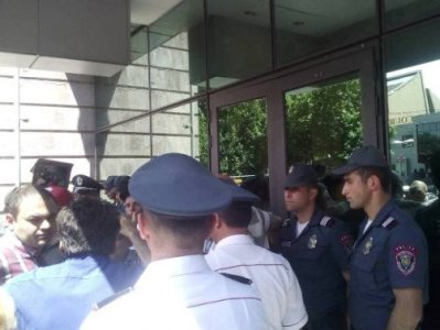 Զինված խմբի գործով ամբաստանյալների աջակիցները բողոքի ակցիա են անցկացնում դատարանի շենքի մոտ. տեսանյութ