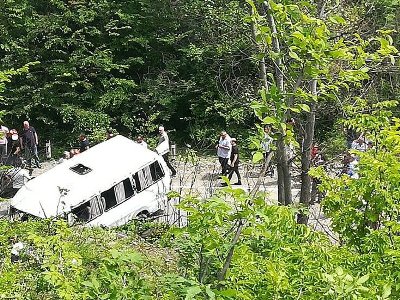 Четверо человек погибли после падения экскурсионного автобуса в овраг в Грузии
