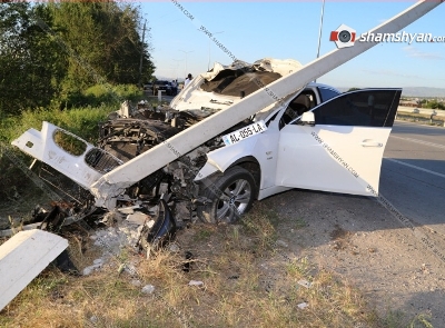 Խոշոր վթար Արարատում. Բախումից հետո BMW-ն տապալել է բետոնե էլեկտրասյունը. կան վիրավորներ (ֆոտո)