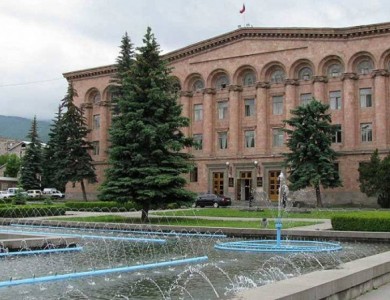 «Փաստ». Բոլոր ՀՀԿ-ական փոխմարզպետները կազատվեն աշխատանքից. մատով ցույց են տալիս վերեւ՝ Բաղրամյան 26