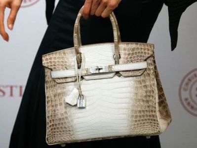 В Лондоне 10-летняя сумка Birkin от Hermes ушла с молотка за более $200 тысяч